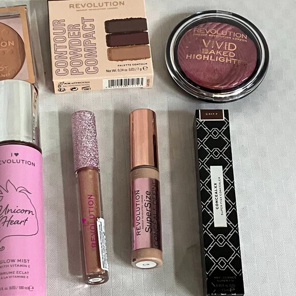Revolution 10 Set Makeup Kit – Highlighter, Concealer, Mist, Powder & More - Picture 3 of 3